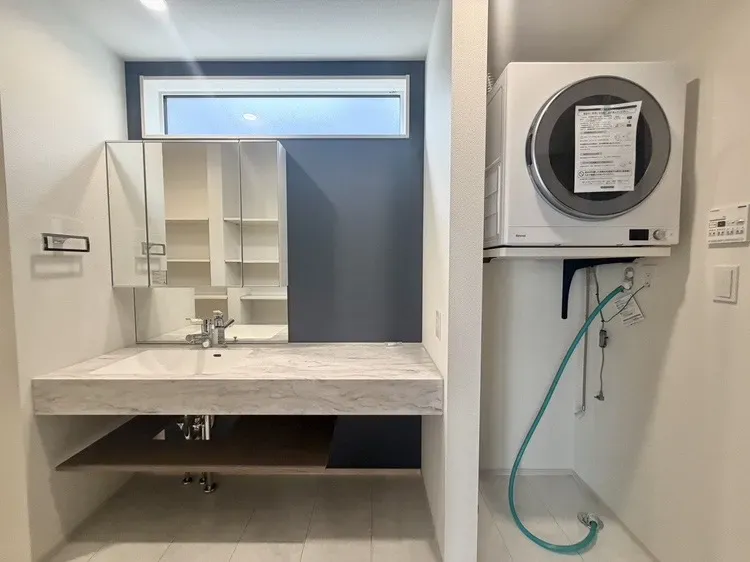 【洗面所:2号棟】ホテルライクな雰囲気を演出するオープンサニタリーは、デザイン性と使いやすさを両立した空間。