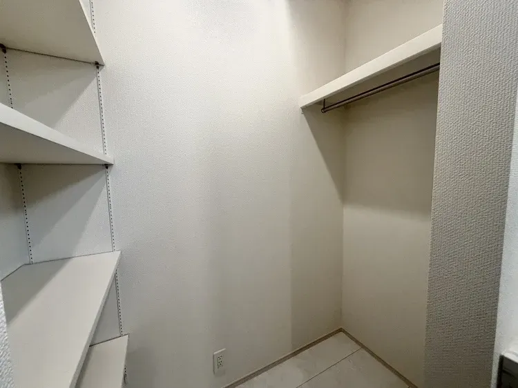 【洗面所収納:2号棟】洗面台収納にはハンガーのまま衣類を収納できるよう、ハンガーパイプも設置。
