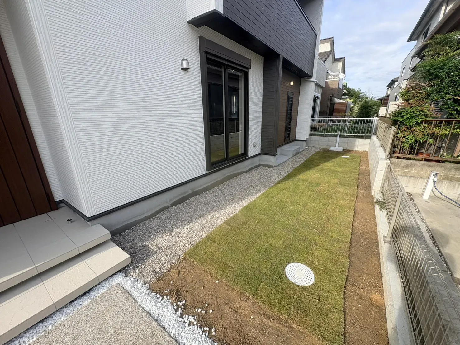 【庭スペース:②号棟】天然芝採用の庭スペース