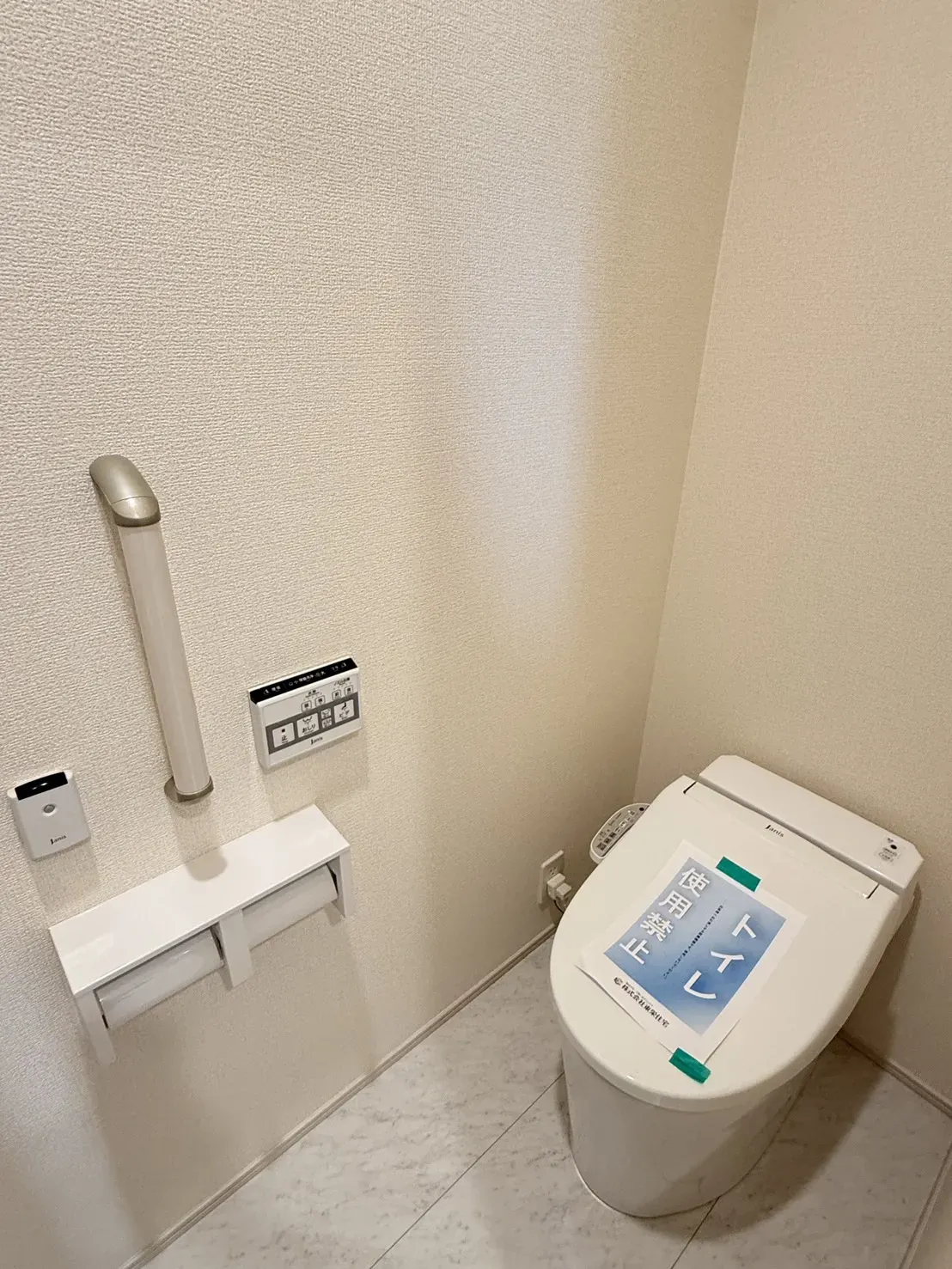 【②号棟トイレ】タンクレストイレでスタイリッシュな空間に