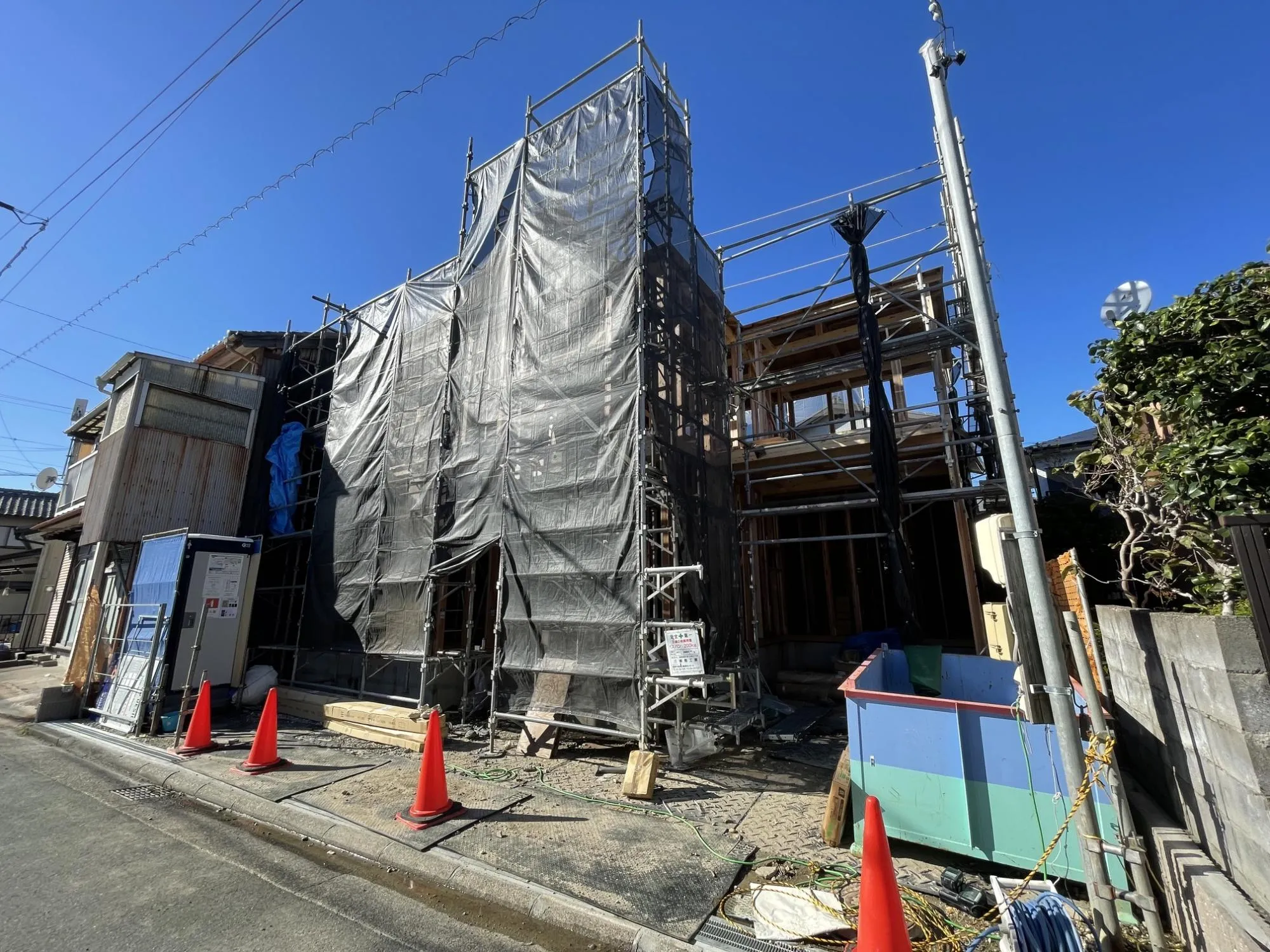 前面道路含む外観写真