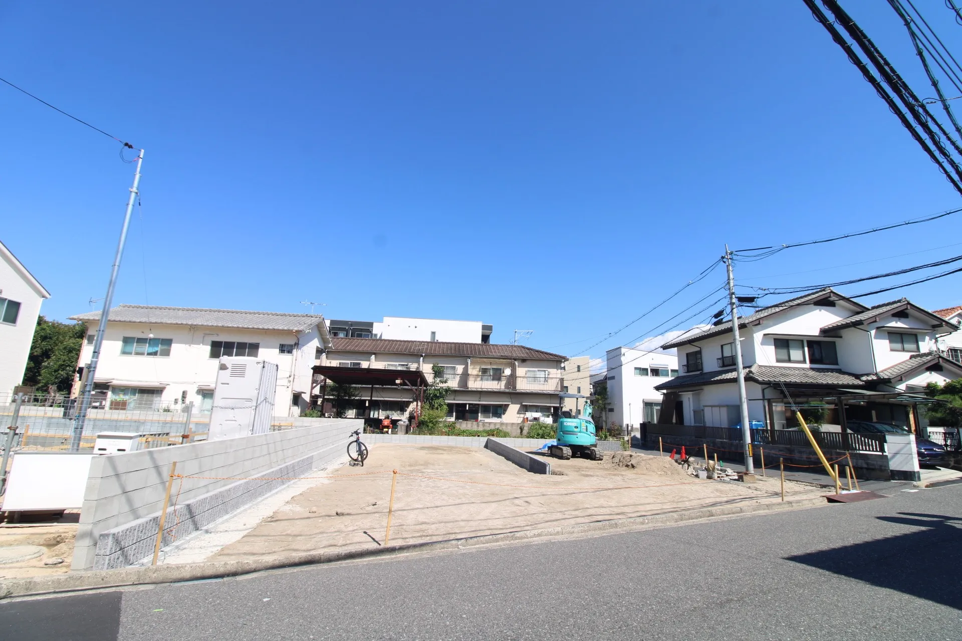 前面道路から見た外観
