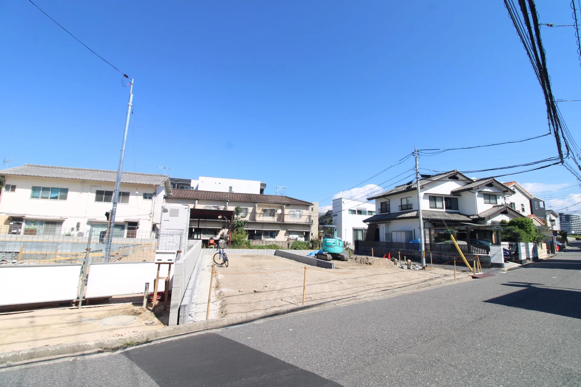 前面道路から見た外観