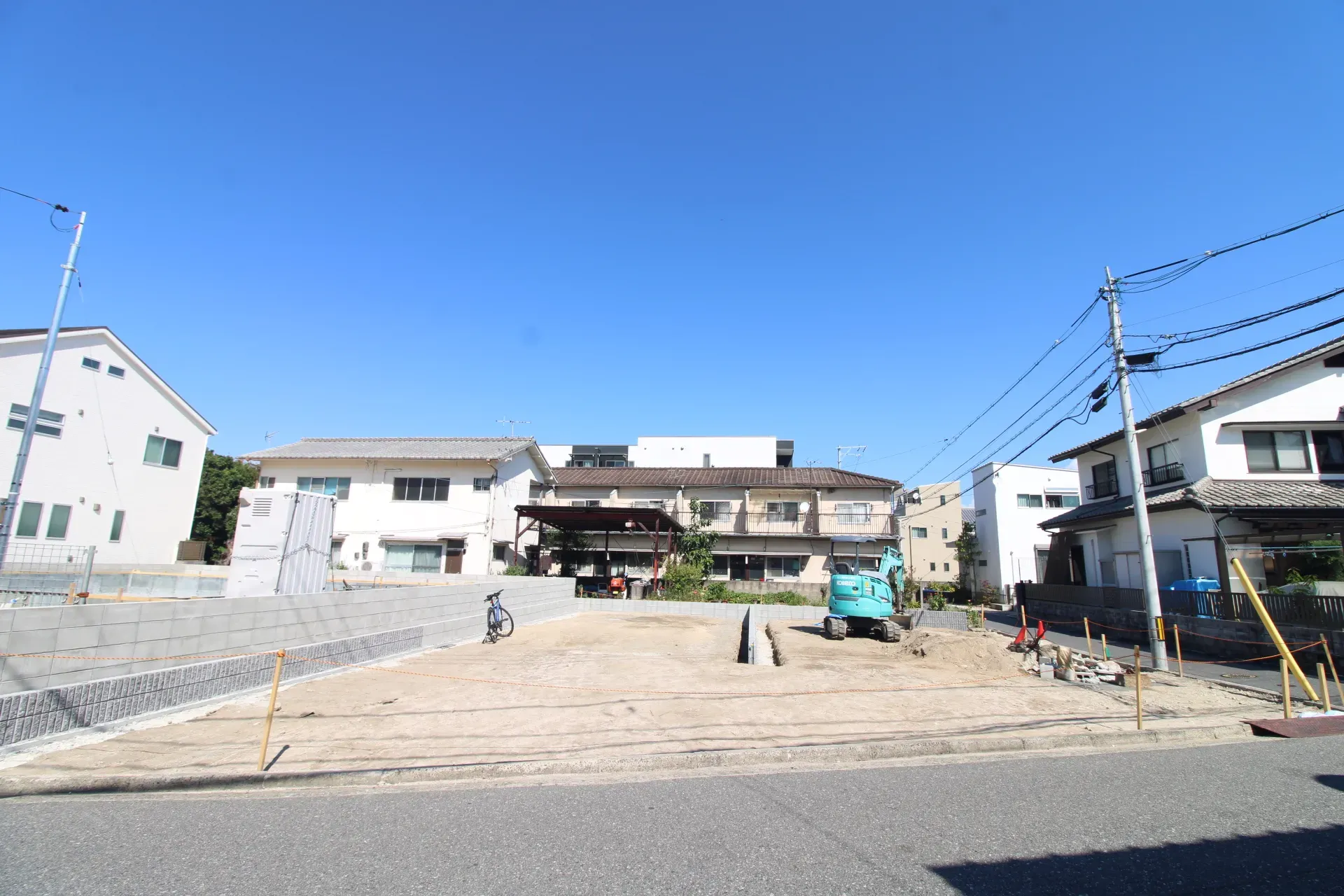 前面道路から見た外観