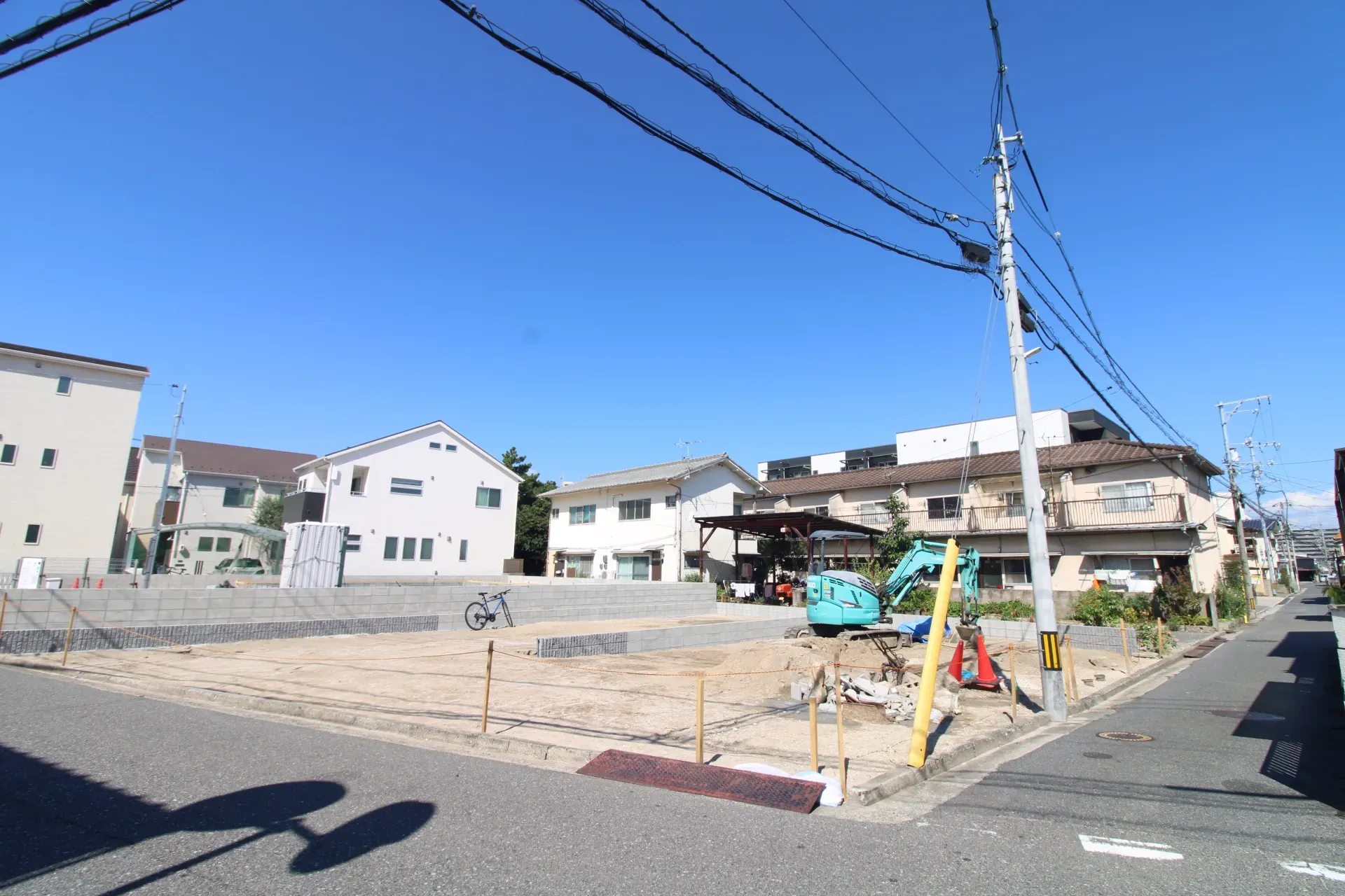 前面道路から見た外観