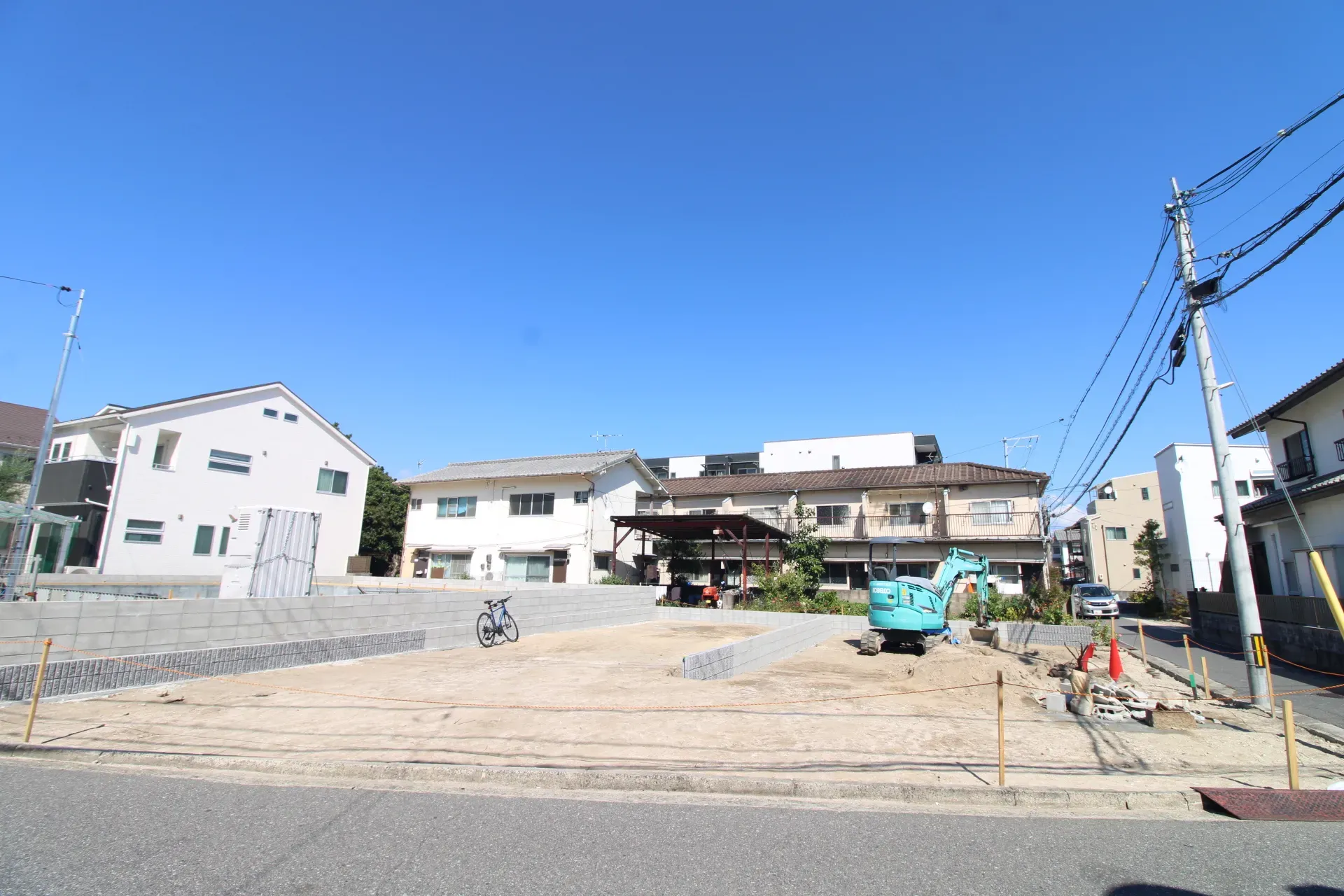 前面道路から見た外観