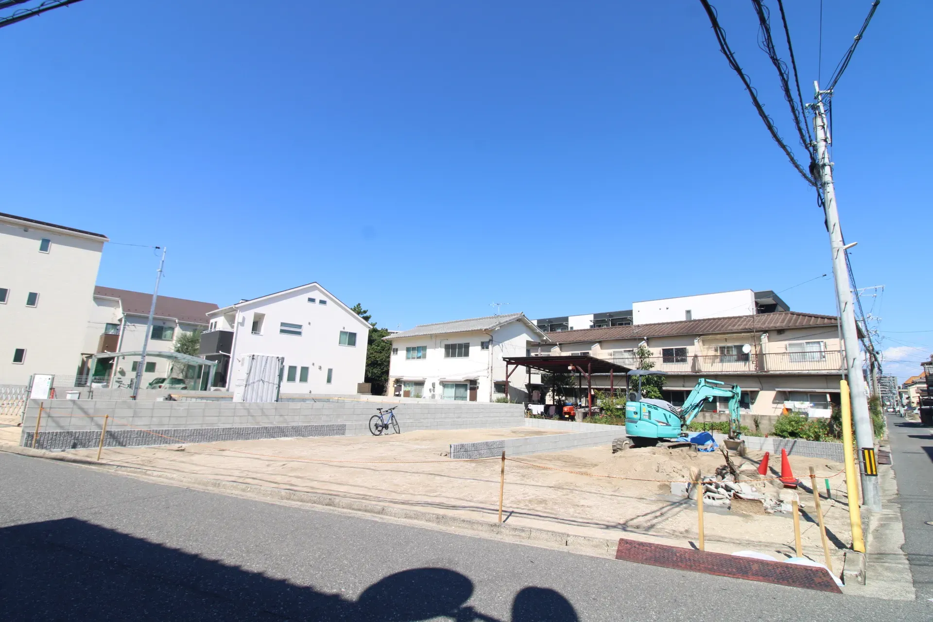 前面道路から見た外観