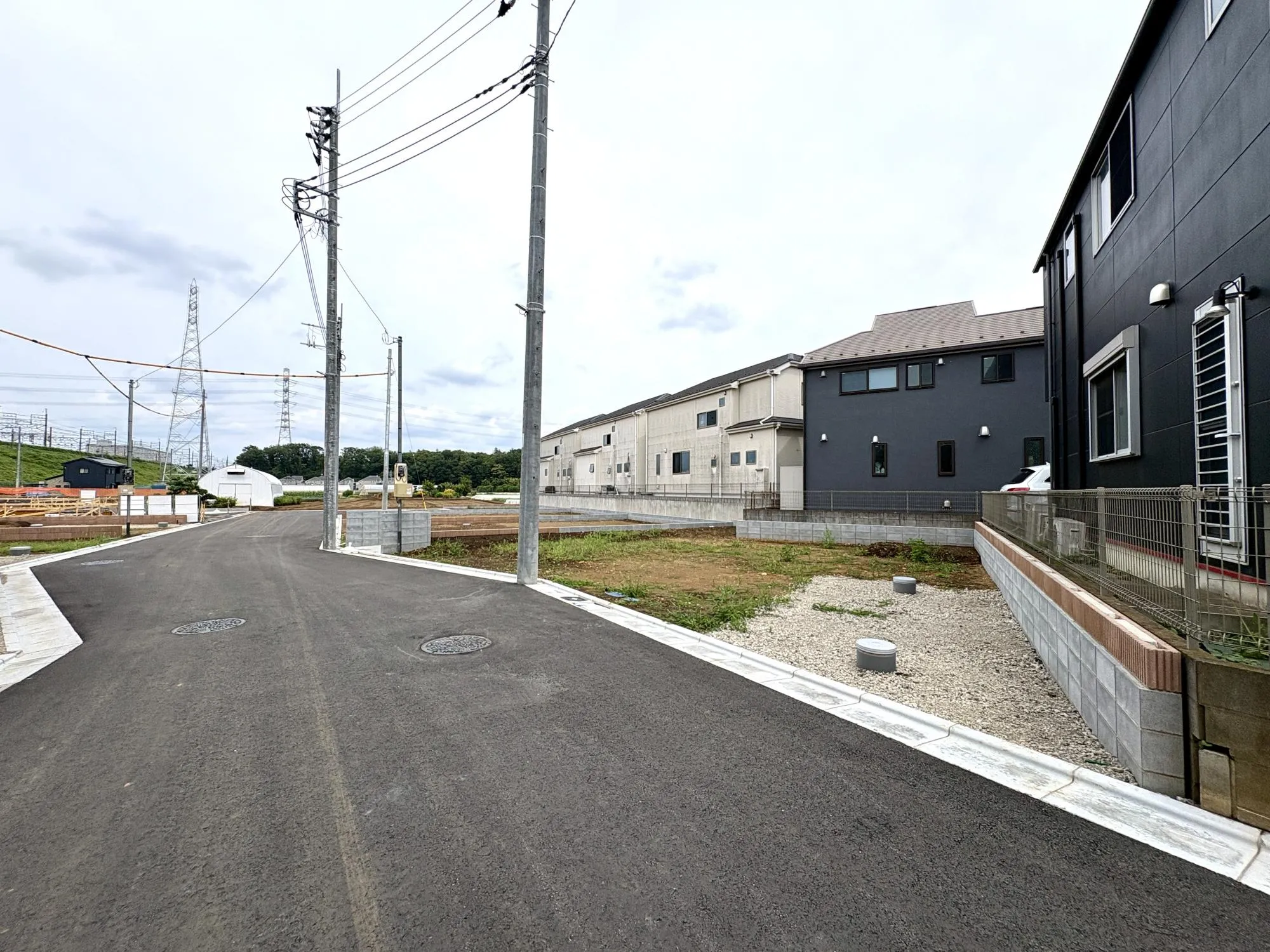 【前面道路含む現地写真】