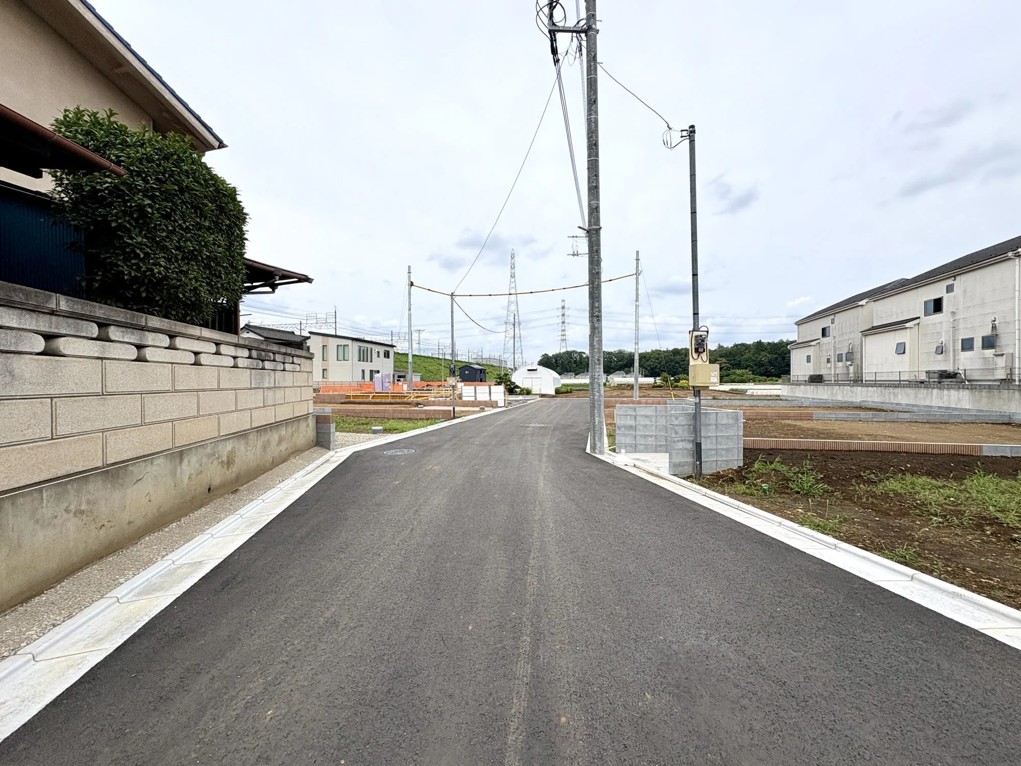 【前面道路含む現地写真】