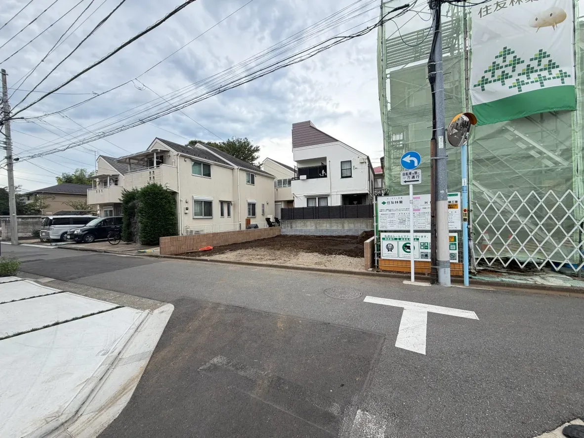 【前面道路を含む現地写真】