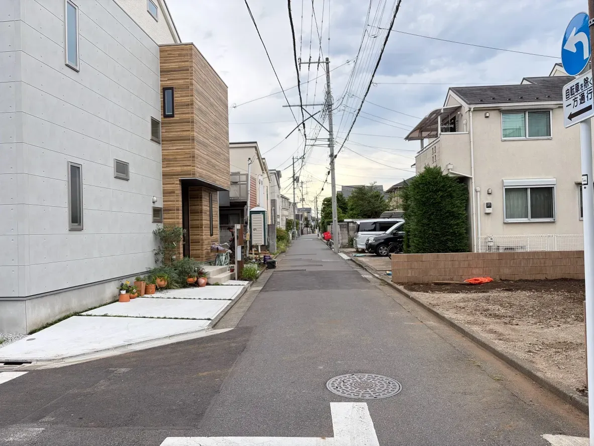 【前面道路を含む現地写真】