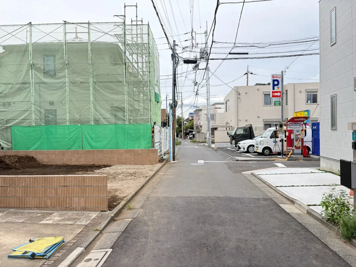 【前面道路を含む現地写真】接道状況は南東道路4.0mの公道です。