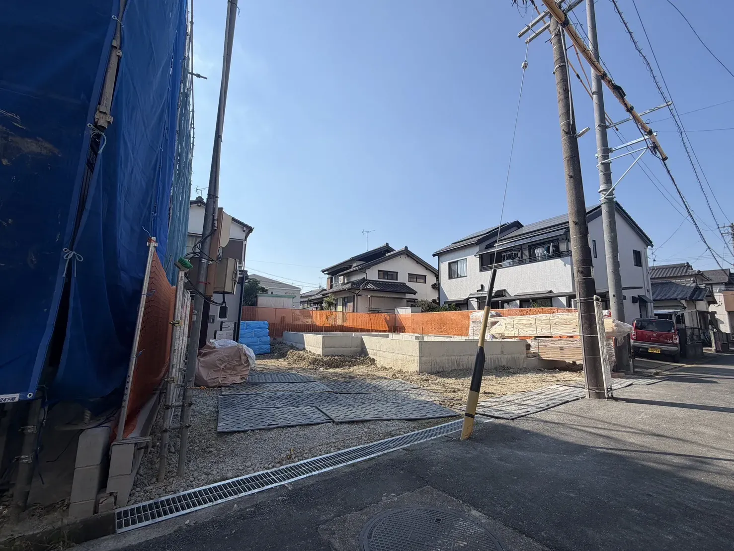【基礎完了写真】2026年10月10日撮影。※前面道路の電柱は撤去予定です。