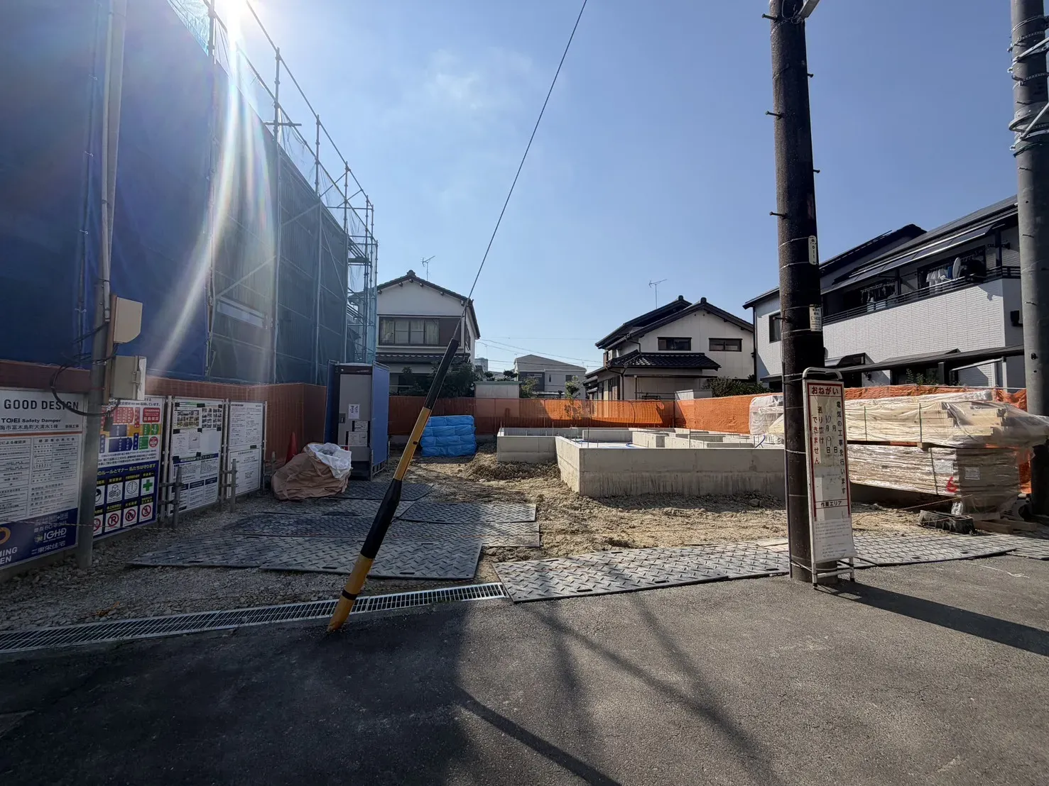【基礎完了写真】2026年10月10日撮影。※前面道路の電柱は撤去予定です。