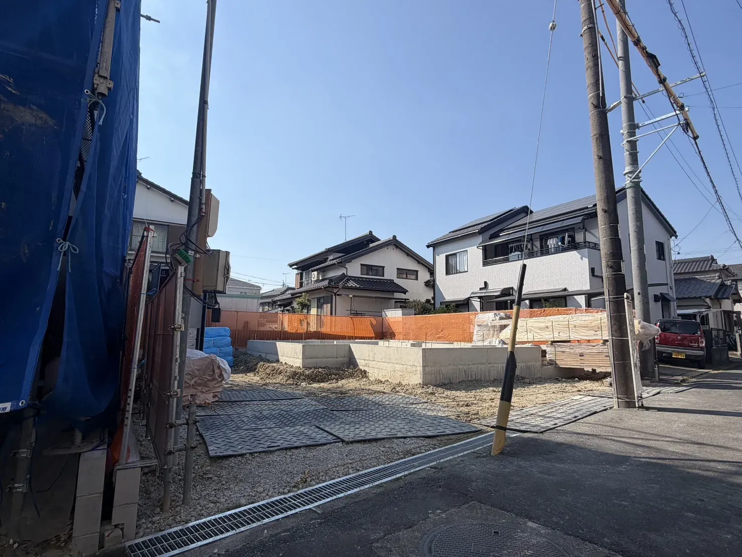 【基礎完了写真】2026年10月10日撮影。※前面道路の電柱は撤去予定です。