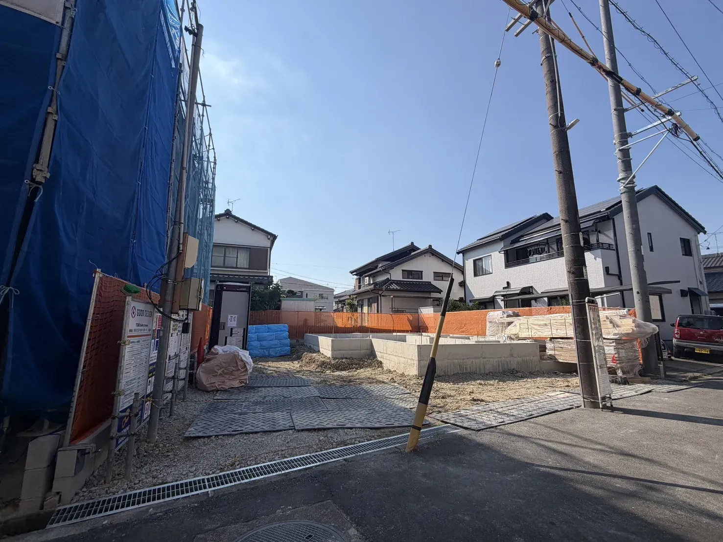 【基礎完了写真】2026年10月10日撮影。※前面道路の電柱は撤去予定です。