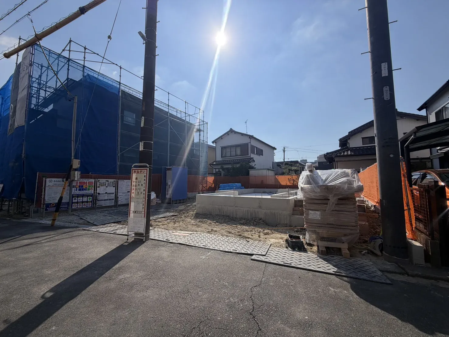 【基礎完了写真】2026年10月10日撮影。※前面道路の電柱は撤去予定です。
