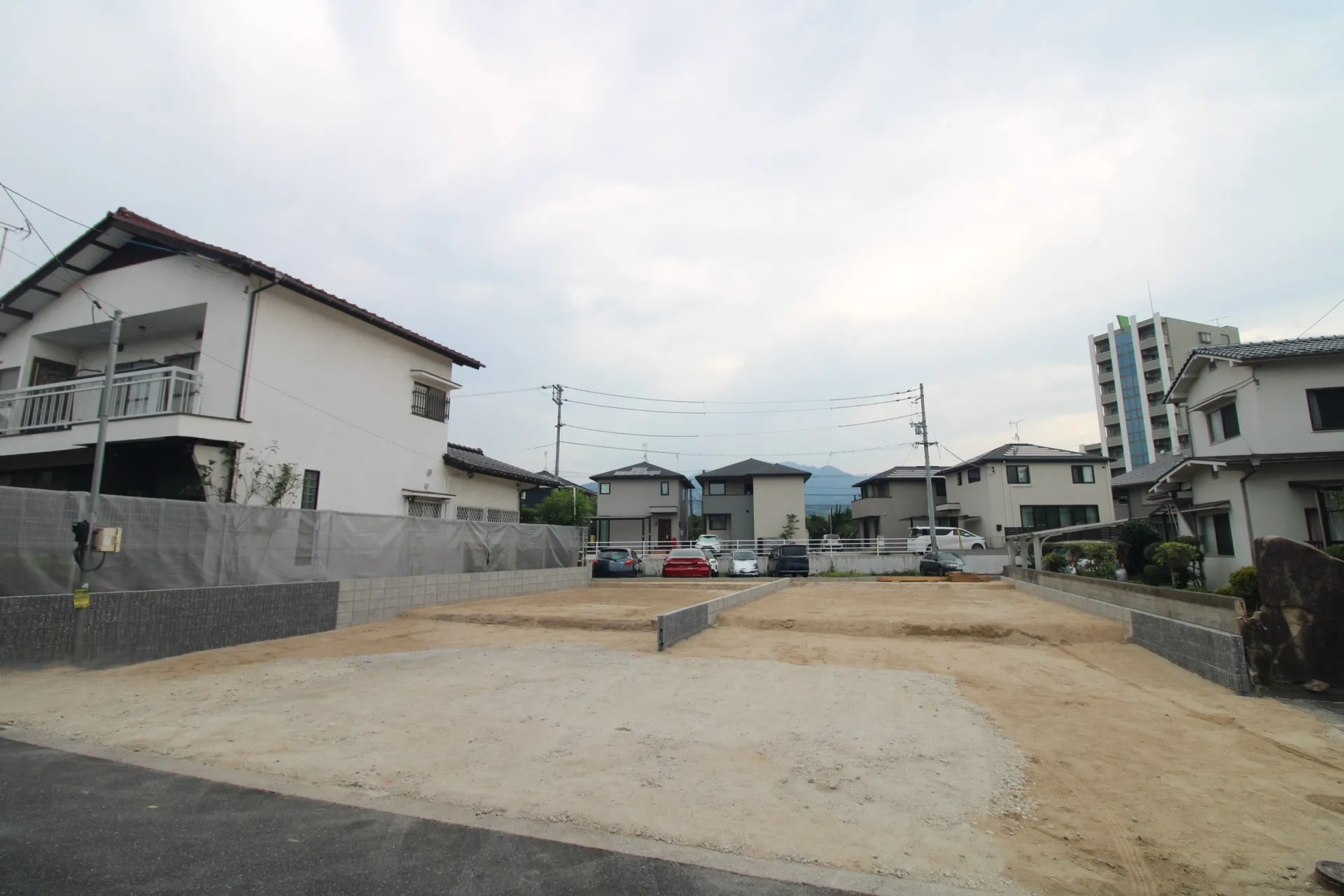 前面道路から見た外観