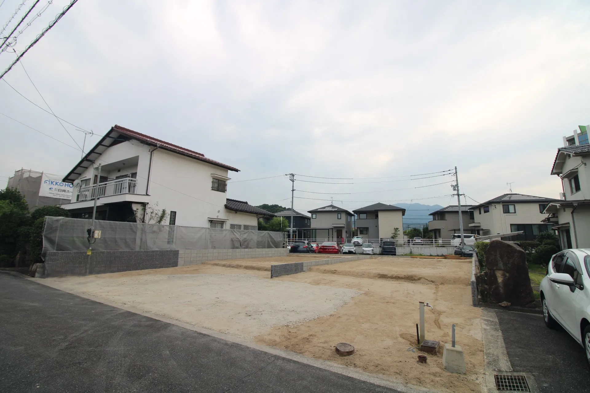 前面道路から見た外観