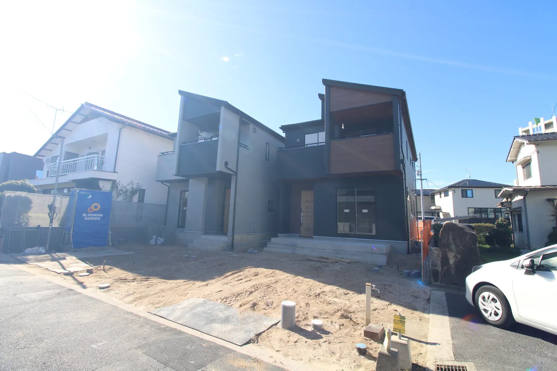前面道路から見た外観