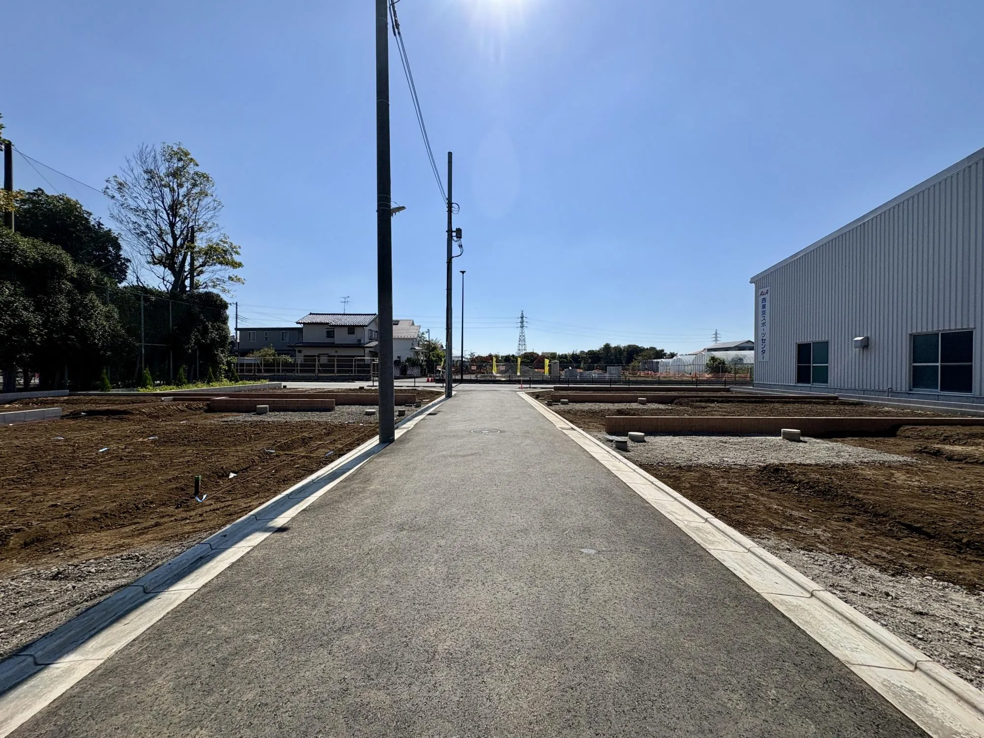 【前面道路を含む現地写真】