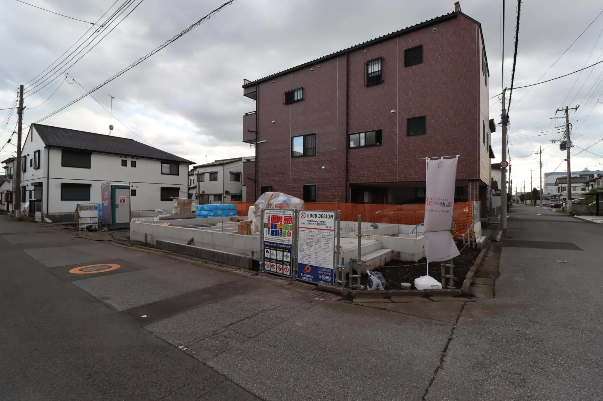 前面道路含む現地写真(基礎工事中)