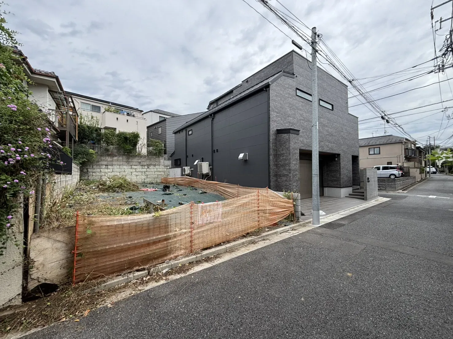 【前面道路を含む現地土地写真】土地面積99.88㎡
