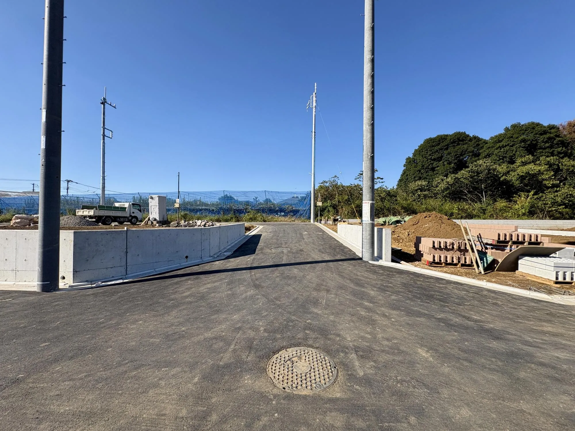 【前面道路含む現地写真】